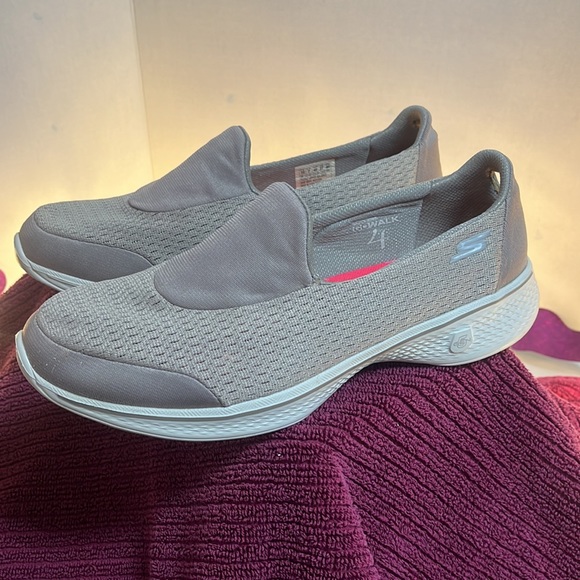 Skechers Women's Go Walk 4 Pursuit Walking Shoe, Light Grey, 10 - Picture 3 of 10